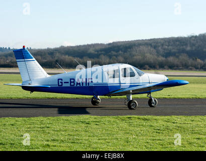 Piper PA-28 Cherokee (G-BAHF) roulage à Wellesbourne aérodrome. Banque D'Images