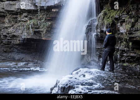 Gibson's Cave Bowlees Teesdale supérieur County Durham UK, lundi 19 janvier 2015. Météo britannique. Des températures de gel dans le comté de Durham ont créé des conditions de conduite difficiles sur les routes non traitées. Summerhill à forcer un endroit populaire dans la région de Teesdale marchettes ont été appréciant les conditions que la glace a commencé à se former à la base des chutes. Banque D'Images