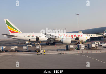 Boeing 777-200 d'Ethiopian Airlines à l'Aéroport International de Dubai Banque D'Images