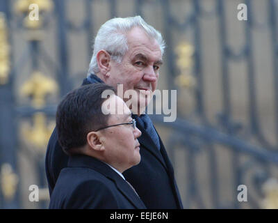 Le Château de Prague. 18 janvier, 2015. Président de la Mongolie Tsakhia Elbegdorj (avant) est accueilli par son homologue de la République tchèque Milos Zeman au Château de Prague, le Dimanche, Janvier 18, 2015. Elbegdorj parcourue par un train EuroCity, dans une voiture de première classe, de Berlin pour une visite officielle de trois jours en République tchèque. © Michal Dolezal/CTK Photo/Alamy Live News Banque D'Images