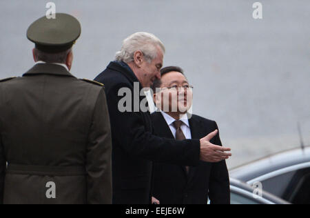 Le Château de Prague. 18 janvier, 2015. Président de la Mongolie Tsakhia Elbegdorj (à droite) est accueilli par son homologue de la République tchèque Milos Zeman au Château de Prague, le Dimanche, Janvier 18, 2015. Elbegdorj parcourue par un train EuroCity, dans une voiture de première classe, de Berlin pour une visite officielle de trois jours en République tchèque. © Michal Dolezal/CTK Photo/Alamy Live News Banque D'Images