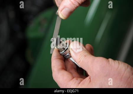 Contrôle de l'écart d'un moteur de voiture de l'électrode de bougie Banque D'Images