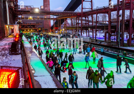 Patinoire sur l'ancienne cokerie Zollverein, aujourd'hui site du patrimoine mondial de l'UNESCO, Essen, Allemagne Banque D'Images