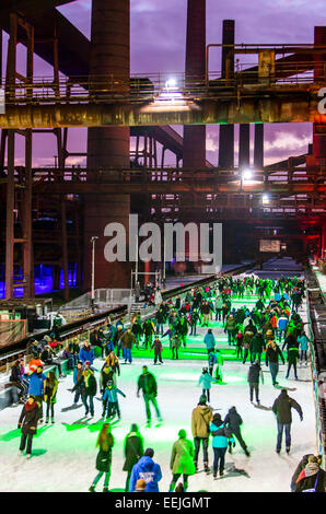 Patinoire sur l'ancienne cokerie Zollverein, aujourd'hui site du patrimoine mondial de l'UNESCO, Essen, Allemagne Banque D'Images