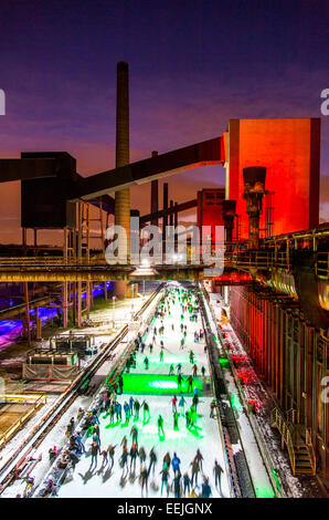 Patinoire sur l'ancienne cokerie Zollverein, aujourd'hui site du patrimoine mondial de l'UNESCO, Essen, Allemagne Banque D'Images