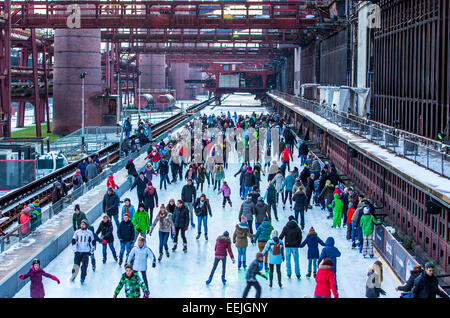 Patinoire sur l'ancienne cokerie Zollverein, aujourd'hui site du patrimoine mondial de l'UNESCO, Essen, Allemagne Banque D'Images