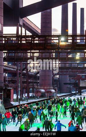 Patinoire sur l'ancienne cokerie Zollverein, aujourd'hui site du patrimoine mondial de l'UNESCO, Essen, Allemagne Banque D'Images