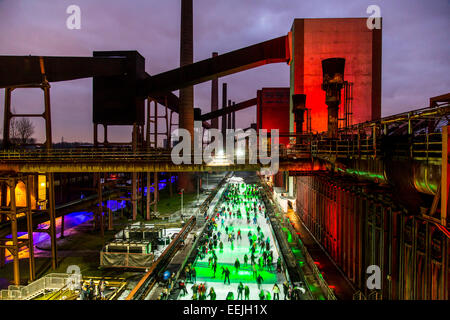 Patinoire sur l'ancienne cokerie Zollverein, aujourd'hui site du patrimoine mondial de l'UNESCO, Essen, Allemagne Banque D'Images