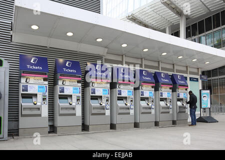 Un passager utilise l'une des 7 machines de ticket à London Bridge station au cours de la reconstruction de la station de travail Banque D'Images