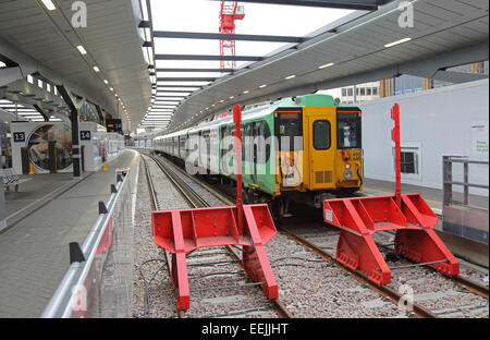 Un train du Sud se trouve sur une plate-forme vide de la London Bridge Station, récemment reconstruite, à Londres, au Royaume-Uni. Banque D'Images