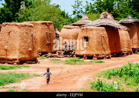 Greniers dans un village traditionnel Bambara, au Mali. Banque D'Images