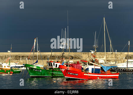 Les bateaux de pêche dans la région de Castro Urdiales, Cantabria, Spain, Europe Banque D'Images