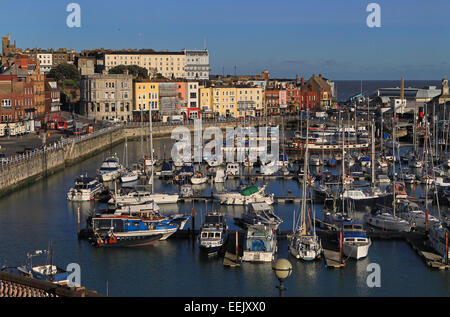 Bateaux et bâtiments colorés du port de West Cliff, Ramsgate, Kent Banque D'Images