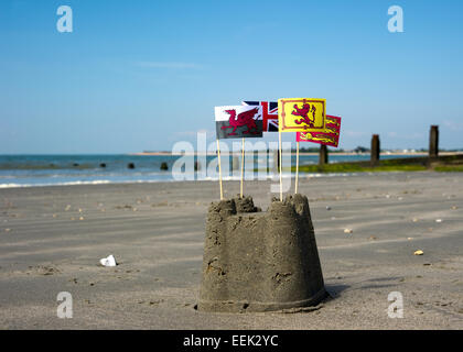 Un château de sable avec les drapeaux sur West Wittering beach West Sussex Banque D'Images