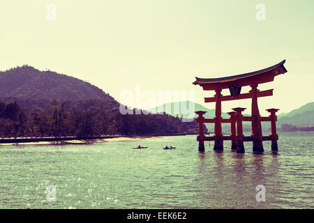 Les tons de couleur photo de porte flottante (O-Torii) dans l'île de Miyajima, Japon Banque D'Images