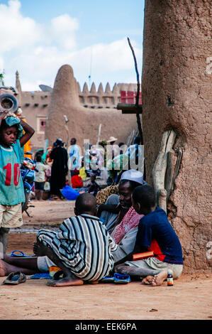 Marabou et apprentis dans le voisinage de la Grande Mosquée de Djenné. Djenné, Mali Banque D'Images