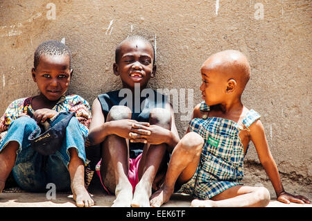 Portrait de trois enfants assis dans les rues de Djenné. Mali Banque D'Images