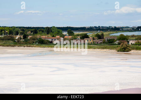 Lagon d'eau salée, aigues mortes, Camargue, Provence, France, Europe Banque D'Images