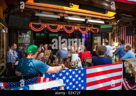 Les amateurs de football regarder la Coupe du Monde de football dans un bar de Santa Barbara, Californie Banque D'Images