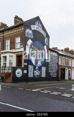 Photo murale loyaliste Ulster sur coin du Canada St Belfast loyaliste représentant fuyant à Liverpool. Banque D'Images