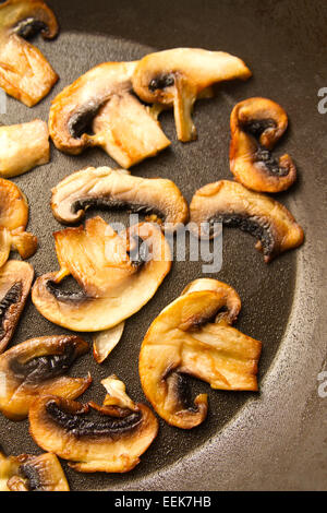 Poêlée de champignons sur un pan de vol Banque D'Images