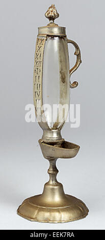 L'horloge à lampe à huile est une montre historique qui combine une lampe à huile traditionnelle avec un mécanisme d'horloge. Il a été conçu pour une utilisation pratique au cours des XVIIIe et XIXe siècles, fournissant à la fois de la lumière et un moyen de dire l'heure. Banque D'Images