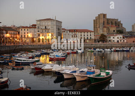 Port de pêche de Castro Urdiales, Cantabria, Spain, Europe Banque D'Images