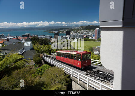 Funiculaire de Wellington entrant dans la gare supérieure, kurz vor der Einfahrt dans die Bergstation, Nouvelle-Zélande, Banque D'Images