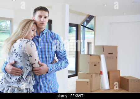 Jeune couple forcé de déménager à travers des problèmes financiers Banque D'Images