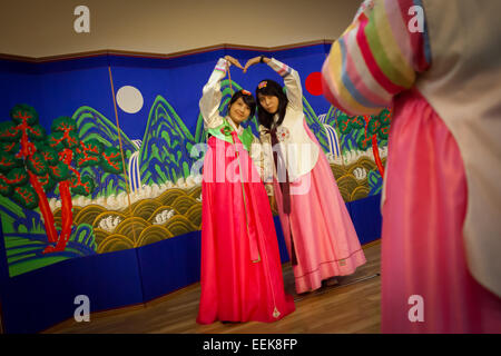 Les étudiants indonésiens ayant une séance de photo alors qu'ils portent 'hanbok', un vêtement traditionnel coréen, au Centre culturel coréen de Jakarta, en Indonésie. Banque D'Images