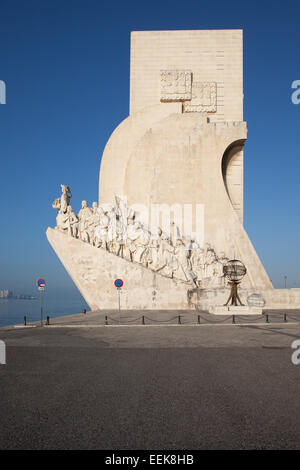 Côté Est du Monument des Découvertes (Padrao dos Descobrimentos) à Belem de Lisbonne au Portugal. Banque D'Images