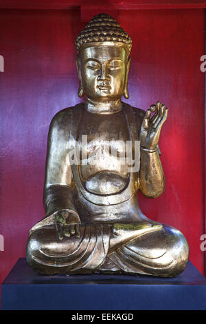 Golden Buddha statue - Jardins tropicaux de Monte Palace - Madeira Banque D'Images