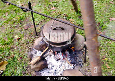 Une cocotte la cuisson sur un feu ouvert au Musée d'archéologie de l'Ontario sur le Canada. Banque D'Images