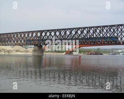 Belgrade, Serbie. 06Th avr, 2014. Le pont ferroviaire sur la Save à Belgrade, Serbie, 03 avril 2014. Le pont fut bombardé par les Serbes au début de la Première Guerre mondiale le 29 juillet 1914 afin de perturber l'avancée des soldats austro-hongrois dans la capitale serbe. Seul le premier morceau sur la banque Serbe a été détruit. Navires, ainsi que les soldats pouvaient continuer à passer le pont. Photo : Thomas Brey/DPA - PAS DE FIL - SERVICE/dpa/Alamy Live News Banque D'Images