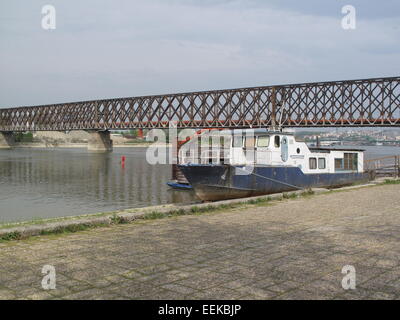 Belgrade, Serbie. 06Th avr, 2014. Le pont ferroviaire sur la Save à Belgrade, Serbie, 03 avril 2014. Le pont fut bombardé par les Serbes au début de la Première Guerre mondiale le 29 juillet 1914 afin de perturber l'avancée des soldats austro-hongrois dans la capitale serbe. Seul le premier morceau sur la banque Serbe a été détruit. Navires, ainsi que les soldats pouvaient continuer à passer le pont. Photo : Thomas Brey/DPA - PAS DE FIL - SERVICE/dpa/Alamy Live News Banque D'Images