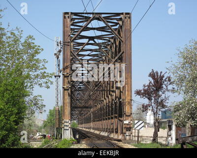 Belgrade, Serbie. 06Th avr, 2014. Le pont ferroviaire sur la Save à Belgrade, Serbie, 03 avril 2014. Le pont fut bombardé par les Serbes au début de la Première Guerre mondiale le 29 juillet 1914 afin de perturber l'avancée des soldats austro-hongrois dans la capitale serbe. Seul le premier morceau sur la banque Serbe a été détruit. Navires, ainsi que les soldats pouvaient continuer à passer le pont. Photo : Thomas Brey/DPA - PAS DE FIL - SERVICE/dpa/Alamy Live News Banque D'Images