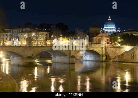 Pont sur le Tibre avec le dôme de la Basilique Saint Pierre en arrière-plan, Rome, Italie Banque D'Images