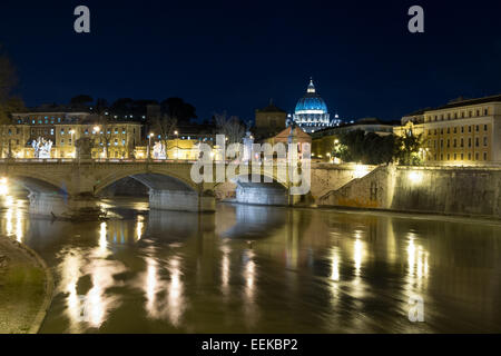 Pont sur le Tibre avec le dôme de la Basilique Saint Pierre en arrière-plan, Rome, Italie Banque D'Images