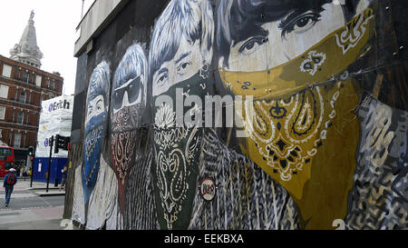 Beatles, portant bandana couleur peinture sur mur,mouchoirs, graffiti man and woman walking passé en arrière-plan Banque D'Images