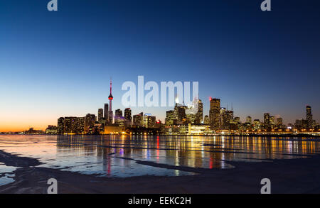 La ville de Toronto dans l'hiver de l'Est au coucher du soleil montrant le lac gelé et plaques de neige sur la glace Banque D'Images