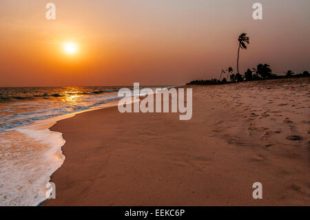 Coucher du soleil à la plage d'Ada Foah, Ghana Banque D'Images