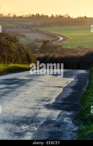 Soleil sur une route de campagne humide au Royaume-Uni Banque D'Images