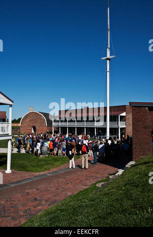 Le Fort McHenry National Monument et de culte, Baltimore, Maryland. Les visiteurs et les enfants de l'école dans une cérémonie de lever du drapeau. Banque D'Images