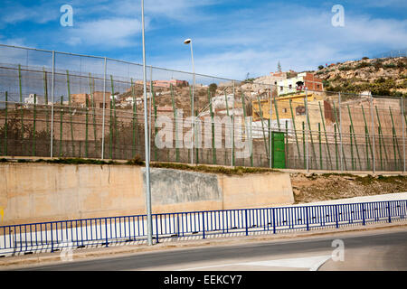 Clôtures de haute sécurité séparer l'enclave espagnole de Melilla, en Espagne, du Maroc, d'Afrique du Nord, janvier 2015 Banque D'Images