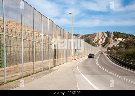 Clôtures de haute sécurité séparer l'enclave espagnole de Melilla, en Espagne, du Maroc, d'Afrique du Nord, janvier 2015 Banque D'Images