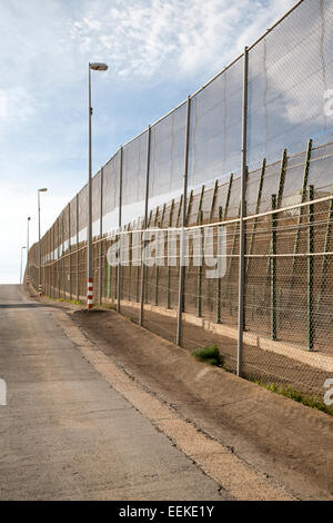 Clôtures de haute sécurité séparer l'enclave espagnole de Melilla, en Espagne, du Maroc, d'Afrique du Nord, janvier 2015 Banque D'Images