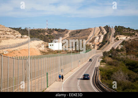 Clôtures de haute sécurité séparer l'enclave espagnole de Melilla, en Espagne, du Maroc, d'Afrique du Nord, janvier 2015 Banque D'Images