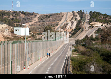 Clôtures de haute sécurité séparer l'enclave espagnole de Melilla, en Espagne, du Maroc, d'Afrique du Nord, janvier 2015 Banque D'Images