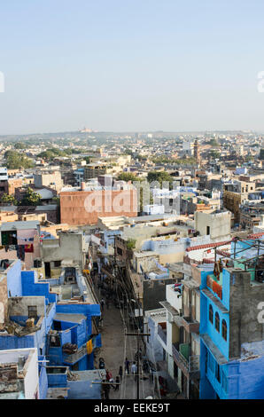 Vue de dessus d'une rue animée de la ville de Jodhpur montrant la vie quotidienne de l'État de Rajasthan, Inde Banque D'Images