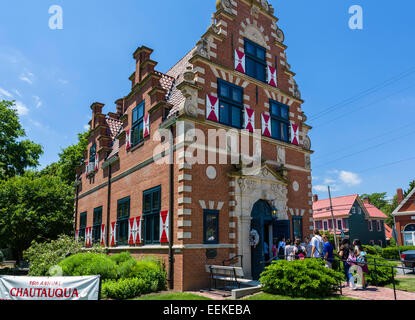 Groupe d'école d'entrer dans le musée de Zwaanendael, Lewes, Delaware, Etats-Unis Banque D'Images